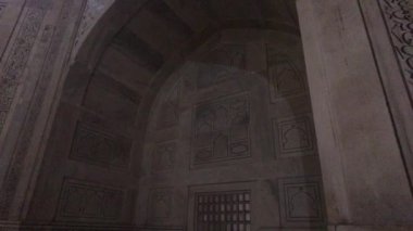 Agra, Hindistan, 10 Kasım 2019, Taj Mahal, caminin karanlık odası.