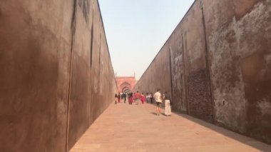 Agra, Hindistan, 10 Kasım 2019, Agra Kalesi, turistler kale koridoru boyunca tırmanıyor.