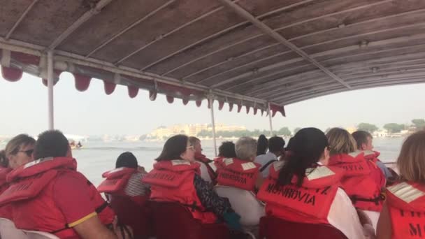 Udaipur, India - 12 de noviembre de 2019: Los turistas del lago Pichola navegan en un barco — Vídeos de Stock