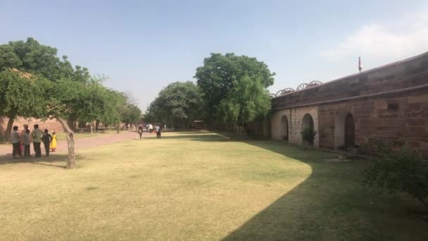 Jodhpur, India - November 06, 2019: Mehrangarh Fort tourists walk on the lower site of the fortress part 7 — Stok video