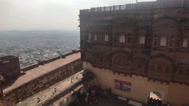 Jodhpur, India - 06 de noviembre de 2019: Los turistas del Fuerte Mehrangarh caminan en la cubierta de observación superior parte 2 — Vídeos de Stock