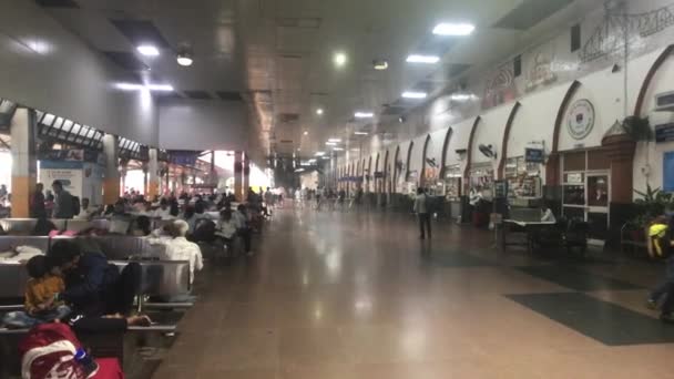 Νέο Δελχί, Ινδία, 11 Νοεμβρίου 2019, το έδαφος του σιδηροδρομικού σταθμού με τουρίστες μέρος 3 — Αρχείο Βίντεο