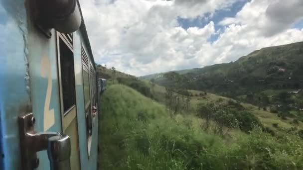 Ella, Sri Lanka, uitzicht op de bergen vanuit een open venster deel 2 — Stockvideo