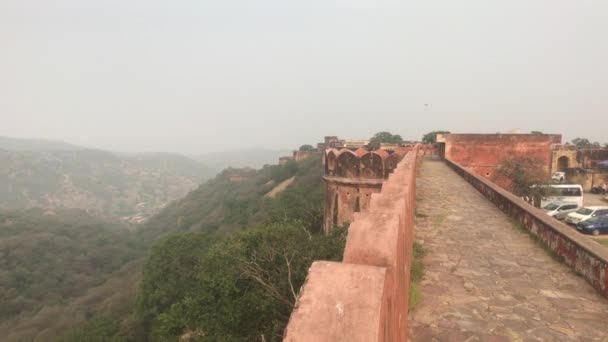 Jaipur, Indien - Blick auf die gut erhaltenen Mauern und Gebäude des alten Forts Teil 2 — Stockvideo