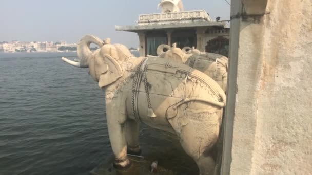 Udaipur, India - Vista del lago desde la isla frente al mar parte 11 — Vídeos de Stock