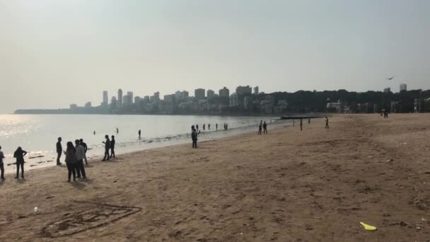 Mumbai, Indie - 10. listopadu 2019: Marine Drive turisté procházka po pláži část 5 — Stock video
