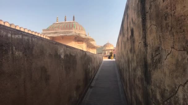Jaipur, India, 05 novembre 2019, Amer Fort lungo corridoio pareti con turisti — Video Stock