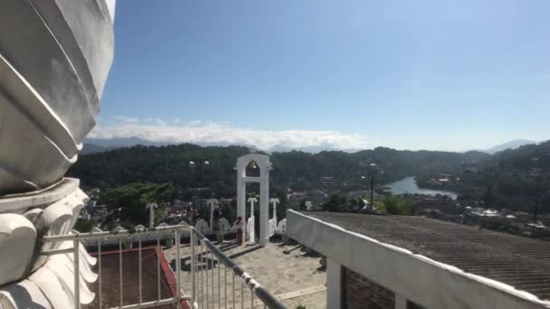 Kandy, Sri Lanka, uitzicht op de bel vanaf het dak — Stockvideo