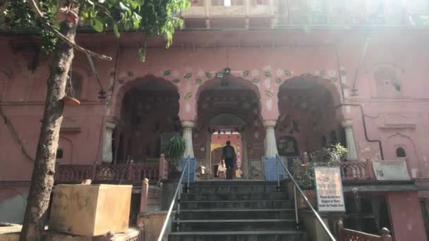 Джайпур, Індія - 4 листопада 2019: Турист Хава Махал пройде через арку 2. — стокове відео