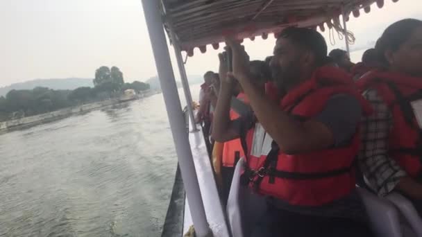 Udaipur, India - November 12, 2019: Lake Pichola tourists are sailing on a boat part 10 — Stock Video