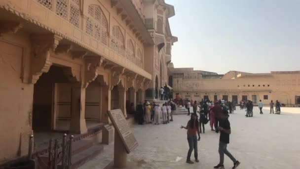 Jaipur, Ινδία, 05 Νοεμβρίου 2019, Amer Fort ανοιχτό κτίριο με τουρίστες που περπατούν στη σκιά μέρος 2 — Αρχείο Βίντεο