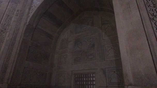 2019年11月10日，印度阿格拉，清真寺的黑暗房间泰姬陵 — 图库视频影像