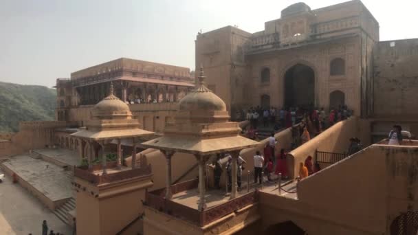 Джайпур, Индия, 5 ноября 2019 года, Форт Амер, большое количество туристов на разных уровнях здания — стоковое видео