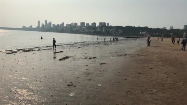Mumbai, India - November 10, 2019: Marine Drive tourists walk on the beach part 6 — 비디오