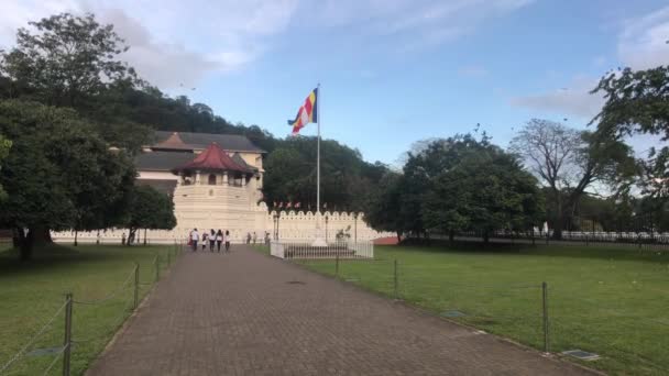 Kandy, Sri Lanka, bandeira em segundo plano Sri Dalada Maligawa — Vídeo de Stock