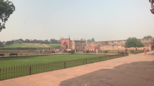 Agra, Indien, November 10, 2019, Agra Fort, turister gå längs röda sandvägar — Stockvideo