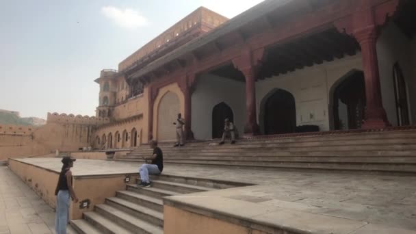 Jaipur, Hindistan, Kasım 05, 2019, Amer Kalesi, turistler uzun bir yürüyüşten sonra merdivenlerde dinleniyorlar. — Stok video