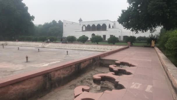 New Delhi, India, November 11, 2019, tourists inspect the ruins of a pool on the grounds of the residence — Stock Video