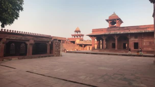 Fatehpur Sikri, India - 15 de noviembre de 2019: Los turistas abandonados de la ciudad toman fotos de los restos de una época pasada parte 7 — Vídeo de stock