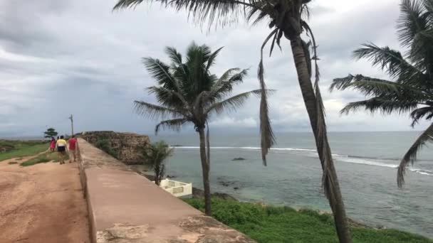 Galle, Sri Lanka, die Festungsmauer des Seitenteils mit Blick auf das Meer — Stockvideo