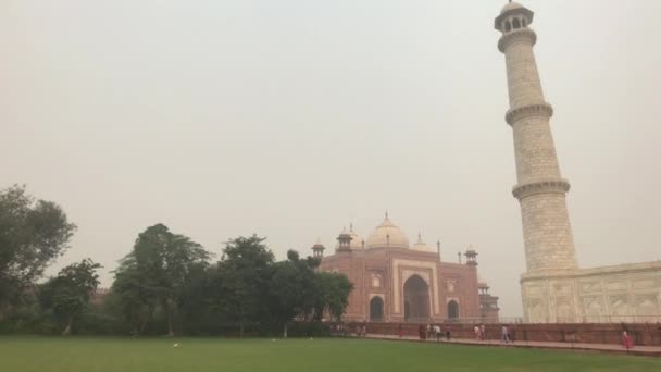 Агра, Индия, 10 ноября 2019 года, Тадж-Махал, часть здания с башней — стоковое видео