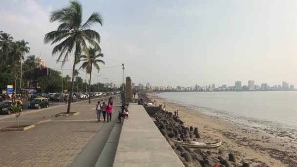 Mumbai, India - 10 de noviembre de 2019: Los turistas de Marine Drive caminan por el terraplén parte 3 — Vídeos de Stock