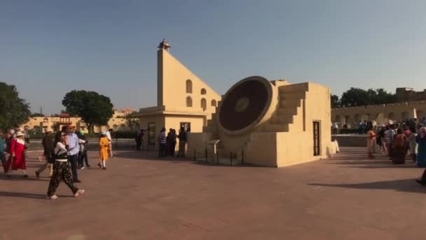 Jaipur, Hindistan - 4 Kasım 2019: Jantar Mantar turistleri tarihi yapıların 13. — Stok video