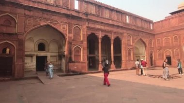 Agra, Hindistan, 10 Kasım 2019, Agra Kalesi, turistler kırmızı tuğla yapı boyunca yürüyorlar.