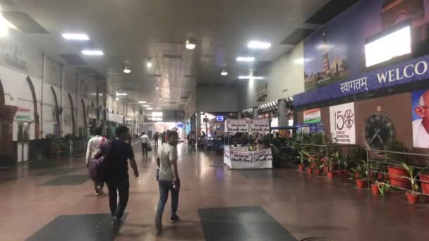 New Delhi, India, 11 novembre 2019, il territorio della stazione ferroviaria con i turisti parte 2 — Video Stock