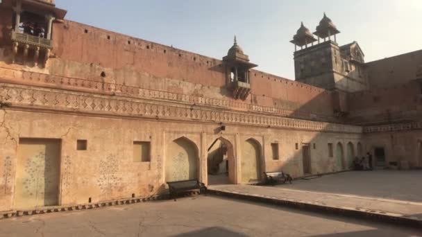 Jaipur, India, 2019. november 05., Amer erődfal tornyokkal az udvaron — Stock videók