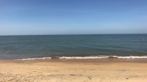 Negombo, Σρι Λάνκα, θαλάσσιο σερφ με καθαρό καιρό — Αρχείο Βίντεο