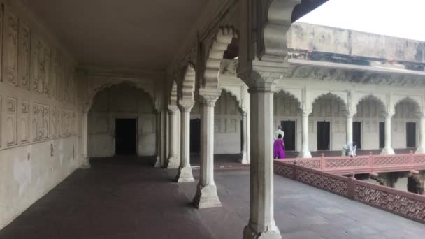 Agra, Ινδία, 10 Νοεμβρίου 2019, Agra Fort, οι τουρίστες περπατούν στα μπαλκόνια του κόκκινου φρουρίου — Αρχείο Βίντεο