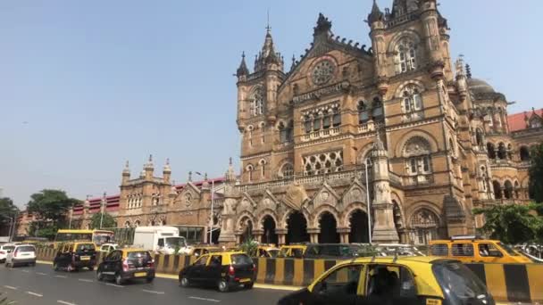 Mumbai, India - 10 novembre 2019: i turisti di Chhatrapati Shivaji Terminus passano davanti all'edificio della stazione ferroviaria parte 7 — Video Stock