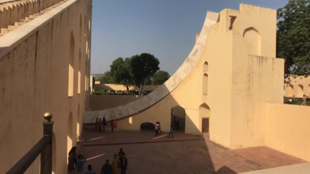Jaipur, Indien - november 04, 2019: Jantar Mantar turister gå runt på territoriet av historiska strukturer del 7 — Stockvideo