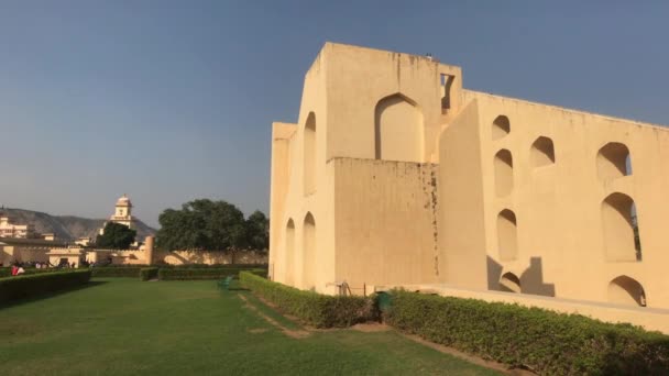 Jaipur, Índia - 04 de novembro de 2019: turistas Jantar Mantar inspecionam edifícios históricos sob o sol escaldante parte 9 — Vídeo de Stock