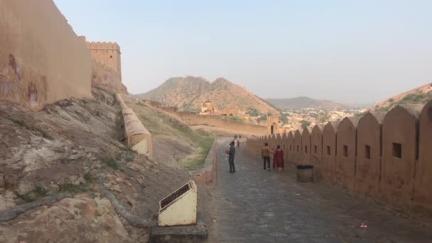 Jaipur, Indie, 5. listopadu 2019, Amer Fort turisté sestupují po starých ulicích pevnosti část 3 — Stock video