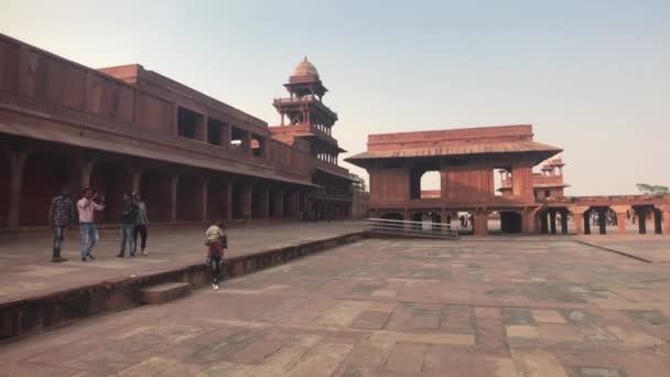 Fatehpur Sikri，印度- 2019年11月15日：被遗弃的城市游客走在街道的第二部分 — 图库视频影像