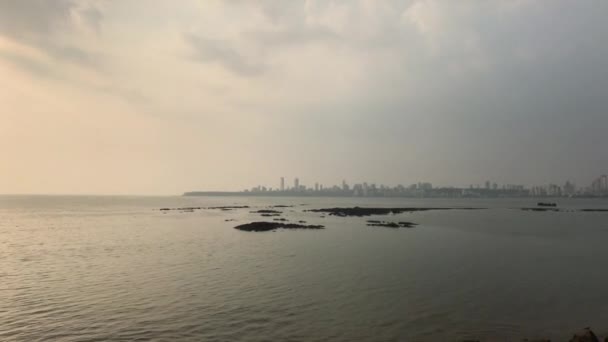 Mumbai, Indien - Banvallen i Bombay ligger i The Bay of Beck Bey i Arabiska havet — Stockvideo