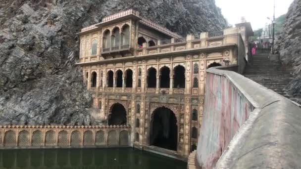Jaipur, Indie, 04. listopadu 2019 Galta Ji, schodiště s turisty kolem staré budovy — Stock video