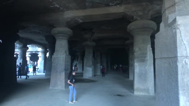 Mumbai, India - 2019. november 10.: Elephanta Caves turisták a barlang 11 — Stock videók