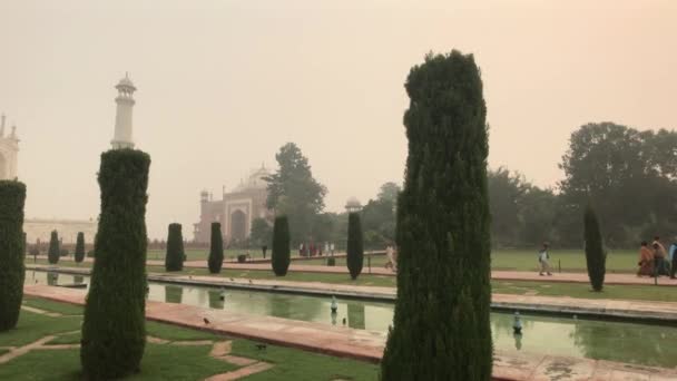 Agra, India, November 10, 2019, Taj Mahal, long pool and tourists along it — Stock Video