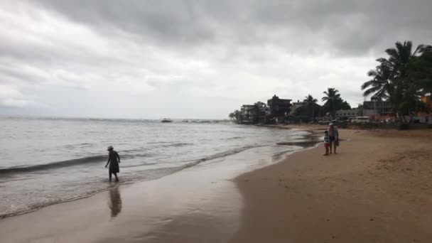 Hikkaduwa, Sri Lanka, pantai dalam cuaca mendung — Stok Video