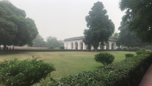 New Delhi, India, November 11, 2019, tourists explore the area in the park — 비디오