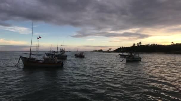 Weligama, Sri Lanka, bot de pesca antes do trabalho — Vídeo de Stock