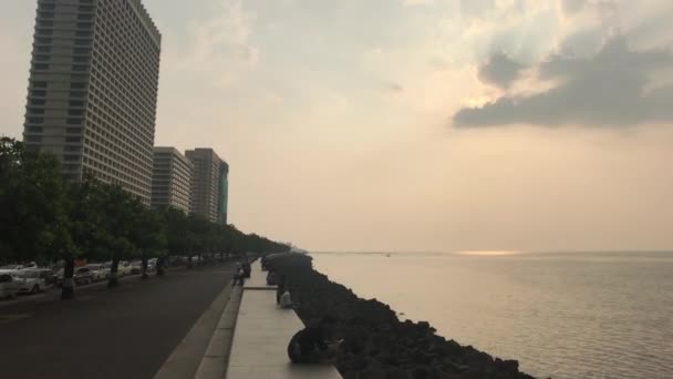 Mumbai, Indie - 10. listopadu 2019: Turisté Marine Drive jdou podél nábřeží část 8 — Stock video