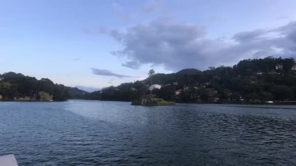 Kandy, Sri Lanka, evening lake from the side of the street and the fence in the temple — Stock Video