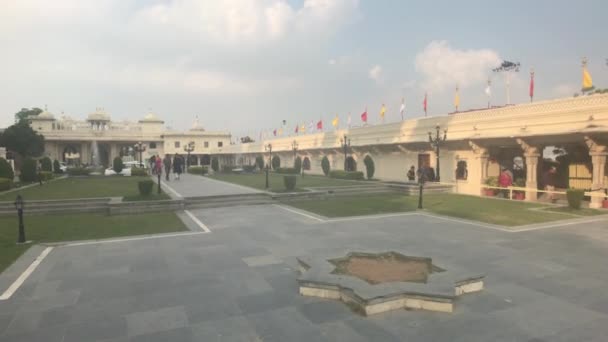 Udaipur, India - November 13, 2019: City Palace tourists explore the sights — 图库视频影像