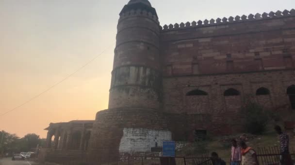 Fatehpur Sikri, India - 15 листопада 2019: Покинуті міські туристи гуляють вулицями частини 6 — стокове відео