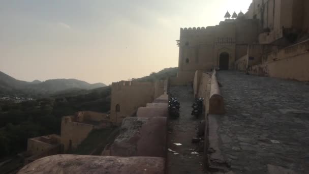 Jaipur, India, 05 de noviembre de 2019, Amer Fort turistas caminan por las paredes de la antigua fortaleza parte 3 — Vídeos de Stock