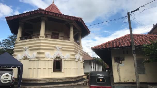 Kandy, Sri Lanka, a structure on the temple grounds — Stock Video